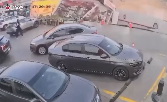 Αίγυπτος: Πρατήριο καυσίμων βυθίστηκε σε τρύπα 15 μέτρων στο Νέο Κάιρο