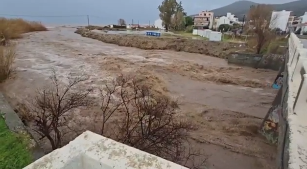 Ισχυρές βροχές και θυελλώδεις άνεμοι «σαρώνουν» τη χώρα – Σε «συναγερμό» η Αττική