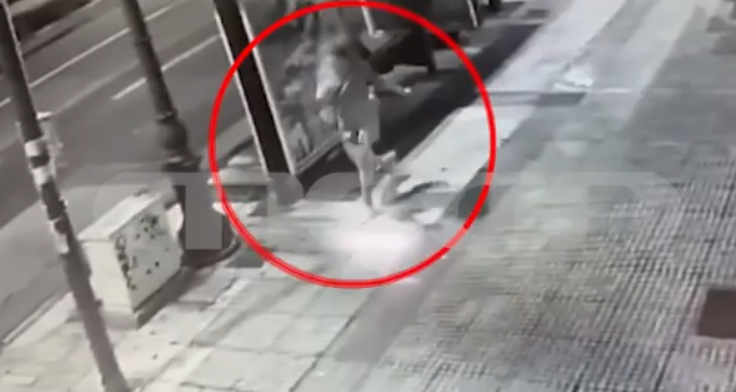 Καλλιθέα: Άγριος ξυλοδαρμός 45χρονης από τον σύντροφό της στη μέση του δρόμου – Βίντεο ντοκουμέντο