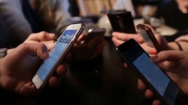 Μοιρασμένες οι απόψεις για το «ψηφιακό μπλόκο» στα μέσα κοινωνικής δικτύωσης των κάτω των 15