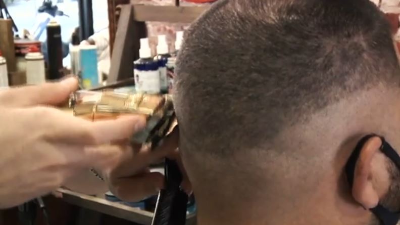 Πύλος: «Το παραδέχομαι ότι τον χτύπησα» – Στο Live News ο 25χρονος που ξυλοκόπησε κομμωτή για ένα κούρεμα