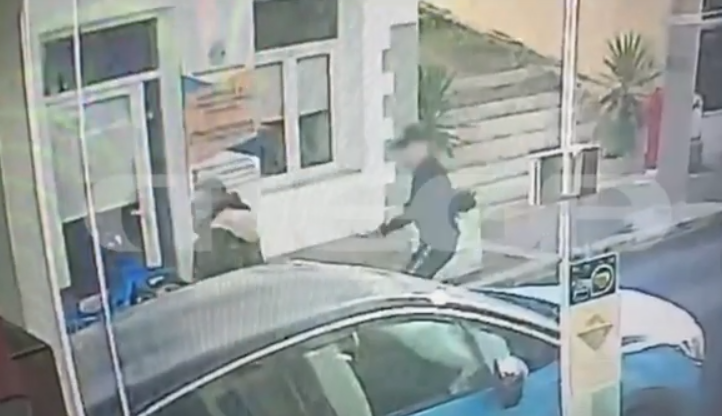 Πύλος: Δεν του άρεσε το κούρεμα και χτύπησε με ρόπαλο τον κουρέα – Βίντεο ντοκουμέντο