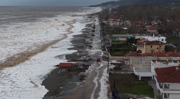 Λάρισα: Μπήκαν σε σπίτια και καταστήματα τα ορμητικά νερά – Σε απόγνωση οι κάτοικοι και οι επιχειρηματίες