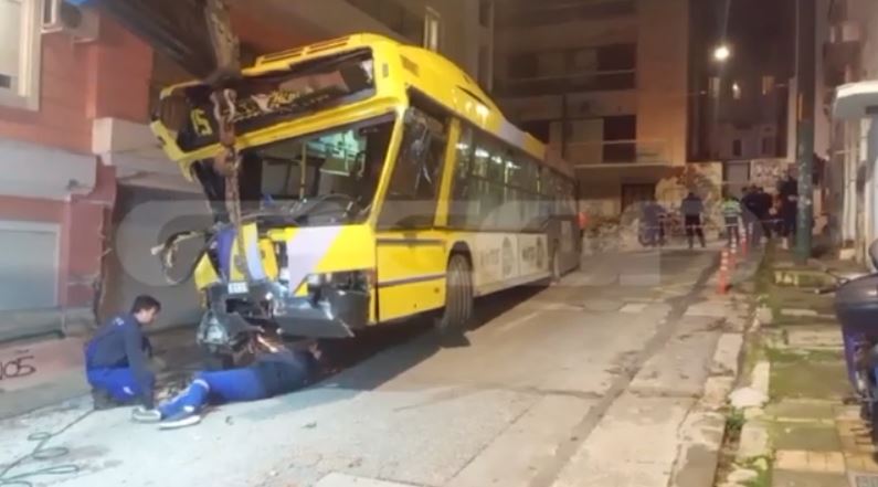 Πετράλωνα: Τρόλεϊ έπεσε πάνω σε πολυκατοικία – Τραυματίστηκε ελαφρά ο οδηγός