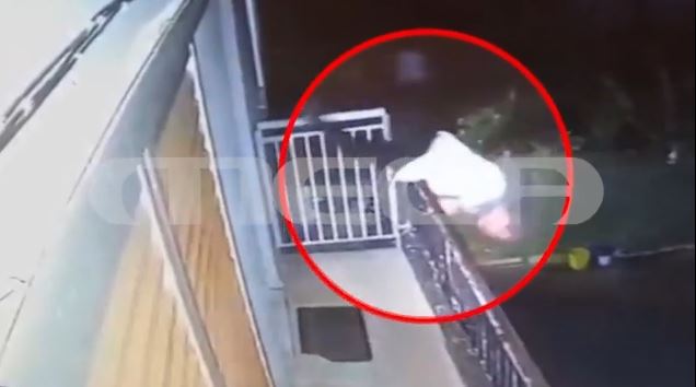 Αγρίνιο: Η στιγμή που 57χρονος πέφτει από μπαλκόνι – MEGA ντοκουμέντο