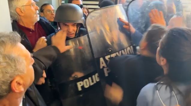 «Την ευθύνη την έχει η κυβέρνηση» – Αντιπολιτευτικά «πυρά» για τα επεισόδια στο Κρατικό Νίκαιας με την εμφάνιση Γεωργιάδη