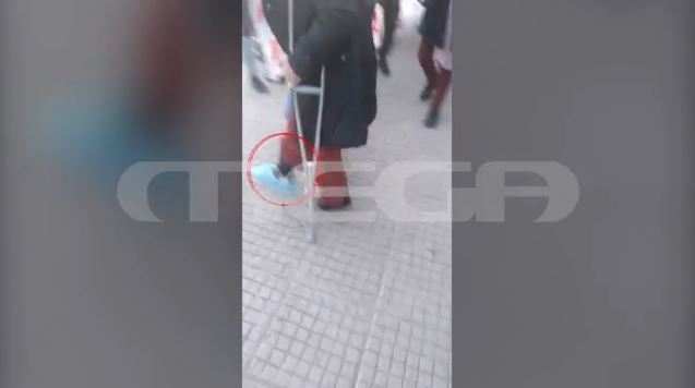 Ζωγράφου: Νηπιαγωγός πήγε στο σχολείο με γύψο & πατερίτσα για να μην χάσει τη θέση της – MEGA αποκλειστικό