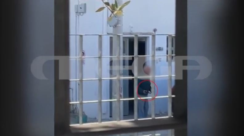 Ρέντης: 85χρονος έβγαλε όπλο και απείλησε μαθητές – Βίντεο ντοκουμέντο