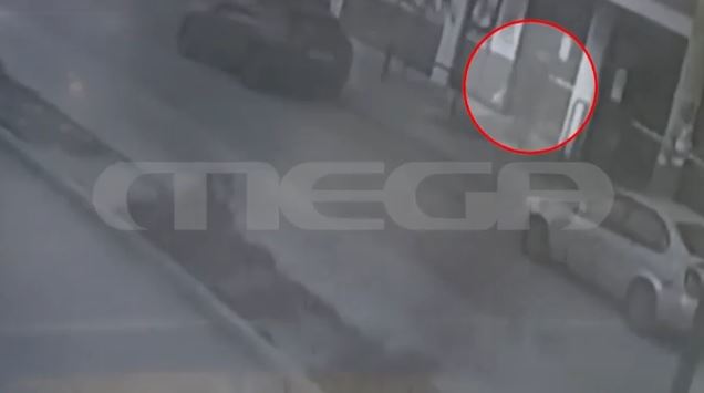 Πειραιάς: Η στιγμή που ληστής εισβάλλει σε σούπερ μάρκετ – MEGA ντοκουμέντο