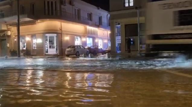 Η κακοκαιρία «σαρώνει» τη δυτική Ελλάδα – Πλημμύρισαν δρόμοι, έπεσαν δέντρα, ζημιές σε σπίτια