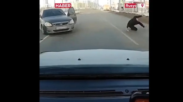 Ρωσία: Σφοδρή σύγκρουση δύο αυτοκινήτων – Πετάχτηκε εκτός οχήματος ο ένας οδηγός