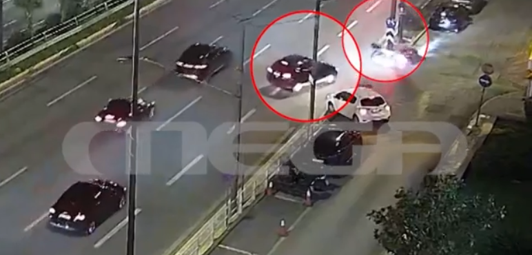 Συγγρού: Η στιγμή που μηχανή συγκρούεται με ΙΧ – MEGA ντοκουμέντο