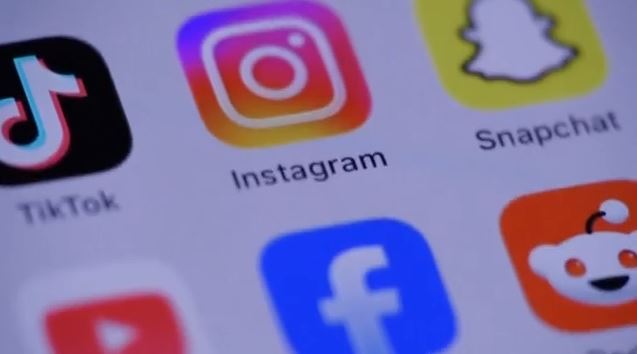 Πιο κοντά στην απαγόρευση των social media σε ανηλίκους