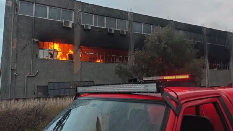 Μεγάλη φωτιά σε αποθήκη επιχείρησης με αθλητικά είδη στα Σπάτα