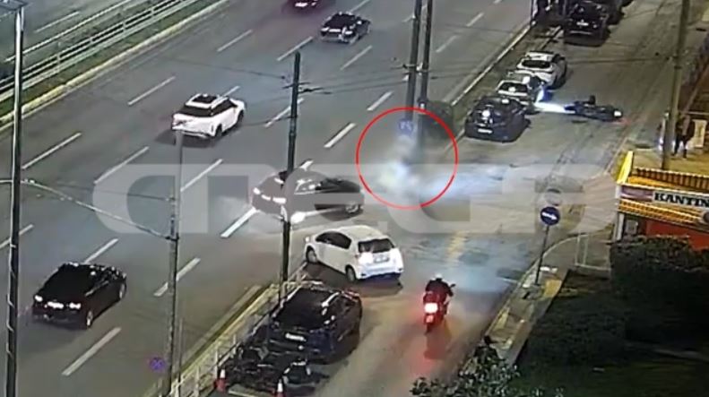 Λεωφόρος Συγγρού: Αυτοκίνητο συγκρούστηκε με μηχανή – Σε κολόνα χτύπησε ο οδηγός της