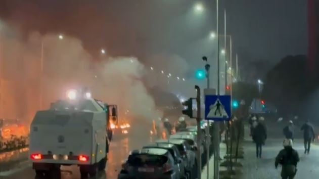 Θεσσαλονίκη: Σοβαρά επεισόδια στο ΑΠΘ – Πάνω από 300 προσαγωγές