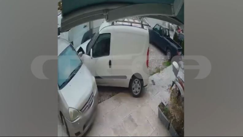 Αιγάλεω: Φορτηγό προσέκρουσε σε σταθμευμένα οχήματα και μηχανάκια – Τρεις τραυματίες