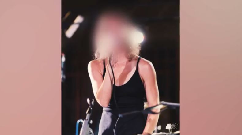 Κολωνάκι: Τραγουδίστρια έπεσε με το ΙΧ της πάνω σε 5 σταθμευμένα αυτοκίνητα – Ήταν μεθυσμένη