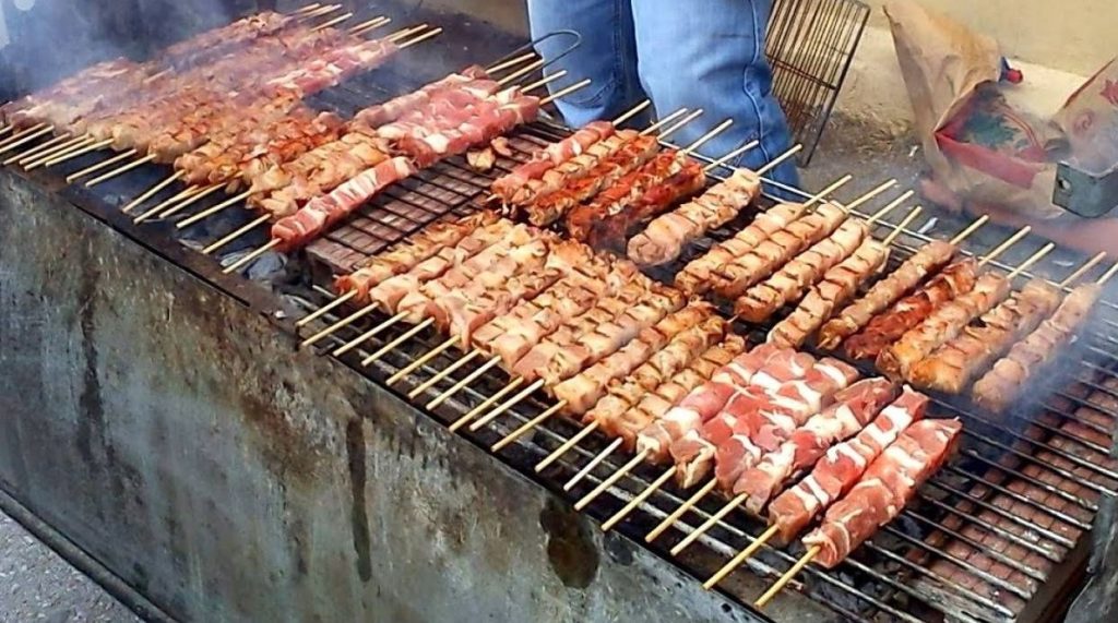 Τσικνοπέμπτη: Πήραν «φωτιά» οι ψησταριές σε όλη την Ελλάδα – Στα ύψη οι τιμές στα κρέατα