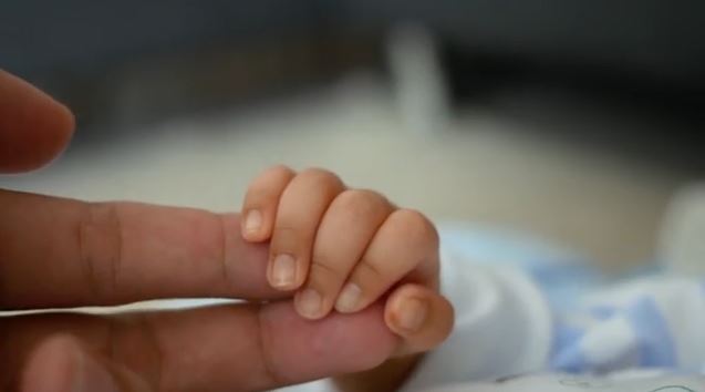 Ζάκυνθος: Τι απαντά η παιδίατρος του νοσοκομείου για το βρέφος με τη μηνιγγίτιδα – «Είναι δύσκολο» λέει η μητέρα του