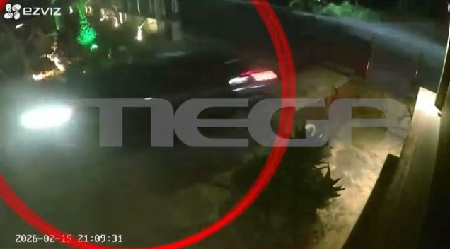 Χανιά: Η στιγμή που μεθυσμένος οδηγός «μπουκάρει» σε αυλή επιχείρησης – MEGA ντοκουμέντο