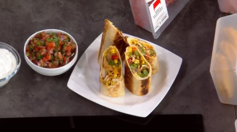 Η Αργυρώ Μπαρμπαρίγου μας ετοιμάζει burritos με γύρο κοτόπουλο και λαχανικά