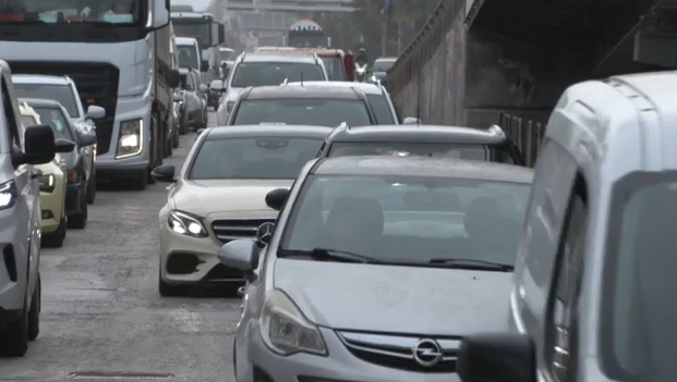 Στο «κόκκινο» ο Κηφισός – Καθυστερήσεις σε κέντρο και Αττική Οδό