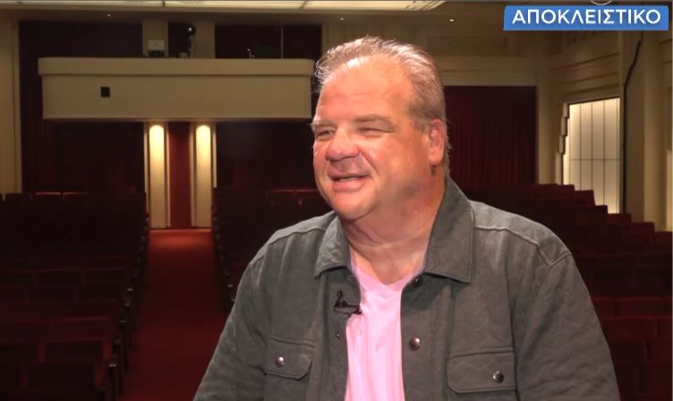 Angelo Tsarouchas: «Ο κόσμος γελάει με τις ιστορίες που ταυτίζεται»