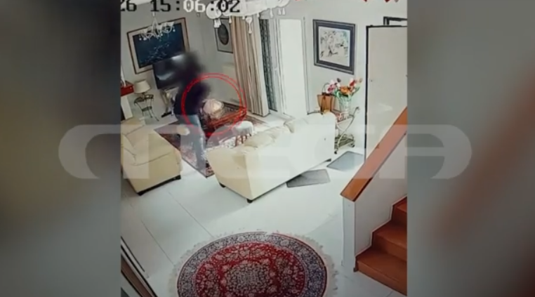 Σε «μάστιγα» εξελίσσονται οι τηλεφωνικές απάτες – Καρέ καρέ η εισβολή δράστη σε σπίτι