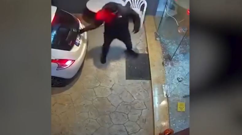 Βάρη: Μπούκαραν με το αμάξι σε κατάστημα για να το ληστέψουν – Βίντεο ντοκουμέντο