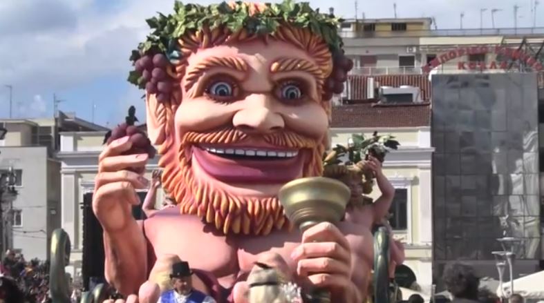 Πάνω από 60.000 καρναβαλιστές ξεχύθηκαν στους δρόμους της Πάτρας – Ξέφρενοι χοροί