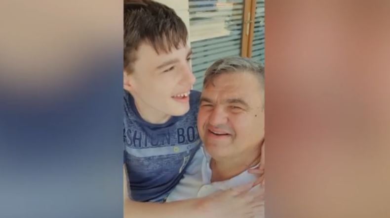 Πατέρας παιδιού με βαριάς μορφής αυτισμό δουλεύει 507 χλμ. μακριά από το σπίτι του – Του απέρριψαν τη μετάθεση