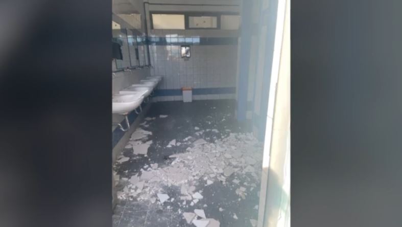 Παλαιό Φάληρο: Μαθητές δημοτικού κινδυνεύσαν από πτώση σοβάδων στις τουαλέτες – Εικόνες ντροπής