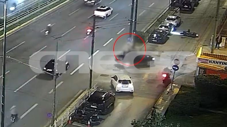 Καλλιθέα: Τροχαίο-σοκ στη λεωφόρο Συγγρού – Σύγκρουση ΙΧ με μοτοσικλέτα