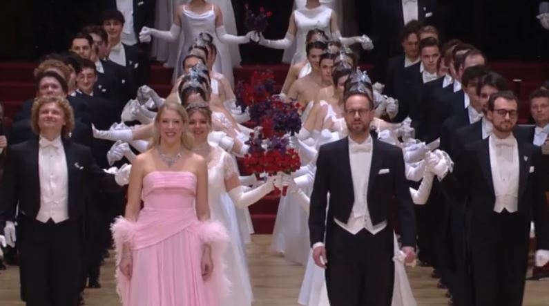 Ετήσιος χορός της Όπερας της Βιέννης – Οι εντυπωσιακές εικόνες και η συγκίνηση της Σάρον Στόοουν