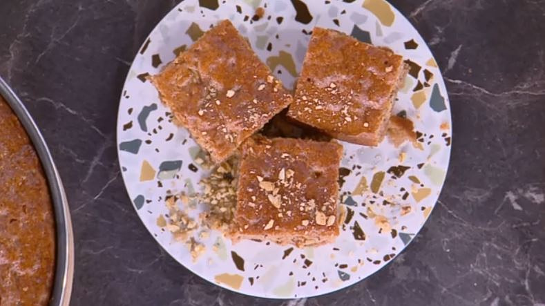 Ο Δημήτρης Σκαρμούτσος μάς ετοιμάζει καρυδόπιτα