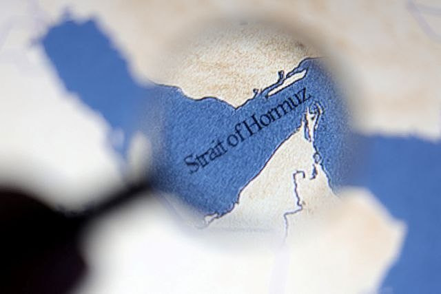 Ώρες αγωνίας για τους εγκλωβισμένους Έλληνες στις χώρες του Κόλπου – Κλειστά τα στενά του Ορμούζ