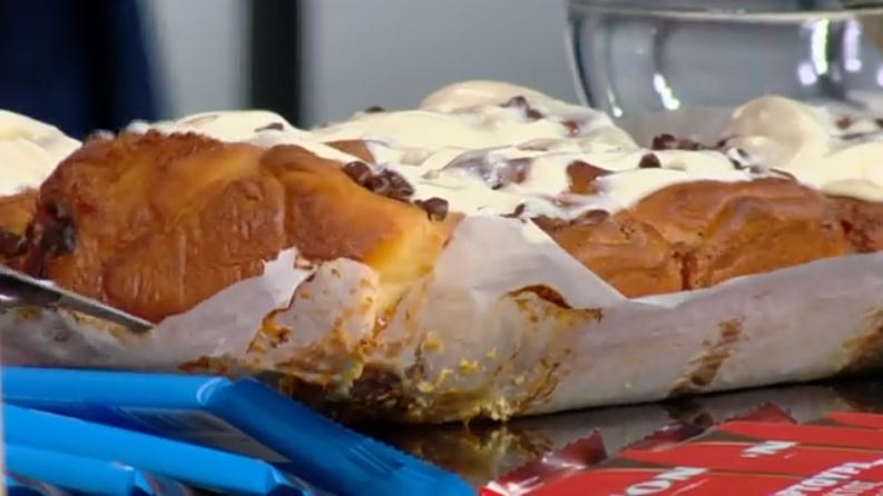 Η Αργυρώ Μπαρμπαρίγου μας ετοιμάζει ρολάκια κανέλλας με δύο σοκολάτες