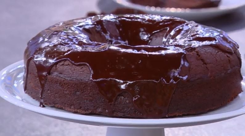 Ο Δημήτρης Σκαρμούτσος μάς ετοιμάζει νηστίσιμο κέικ με κακάο και πορτοκάλι