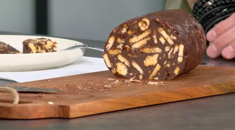 Η Αργυρώ Μπαρμπαρίγου μας ετοιμάζει κορμό σοκολάτας