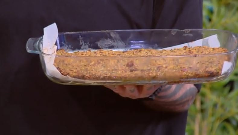 Ο Δημήτρης Σκαρμούτσος μάς ετοιμάζει αλμυρή μπάρα με βούτυρο και λαχανικά