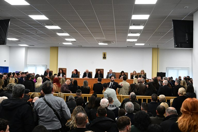 Τέμπη: Οργή των συγγενών για το χάος – Ασφυξία & καταγγελίες για την αίθουσα των 1,6 εκατ.