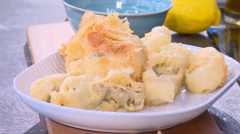 Ο Βασίλης Καλλίδης μάς ετοιμάζει μπακαλιάρο τηγανητό με σκορδαλιά