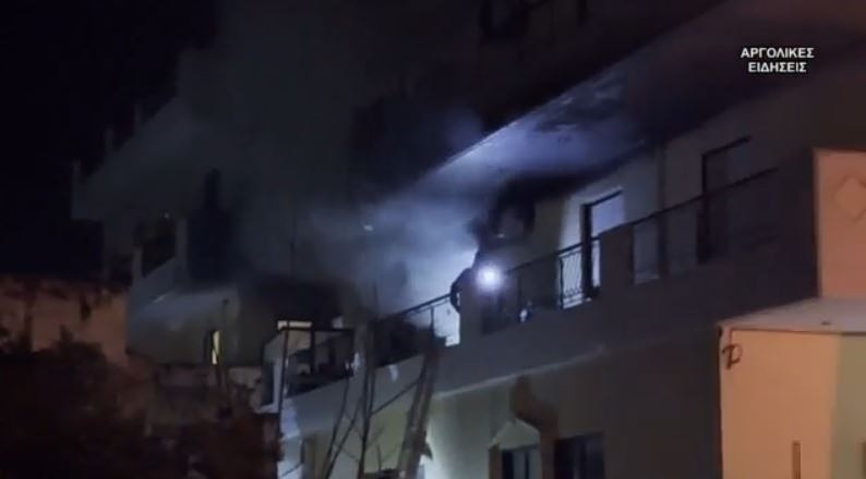 Πυρκαγιά σε διαμέρισμα στο Άργος – Στο νοσοκομείο μία μητέρα με το παιδί της