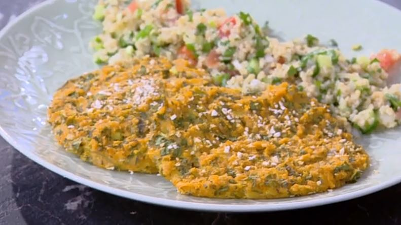 Ο Δημήτρης Σκαρμούτσος μάς ετοιμάζει μπιφτέκια λαχανικών με βρώμη