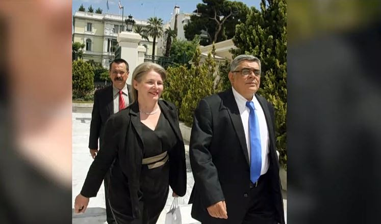 Χρυσή Αυγή: Παραδόθηκε η Ελένη Ζαρούλια στο ΑΤ Πεύκης