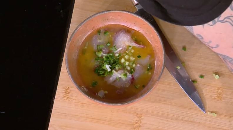 Ο Δημήτρης Σκαρμούτσος μάς ετοιμάζει λαβράκι καρπάτσιο με μους αβοκάντο