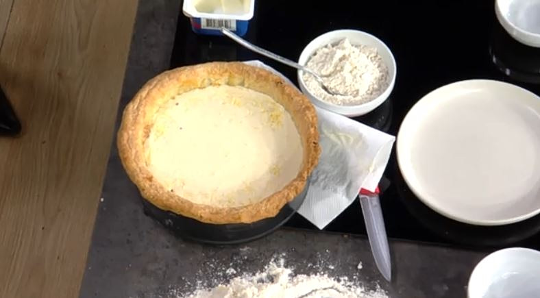 Η Αργυρώ Μπαρμπαρίγου μας ετοιμάζει κις λορέν με τυρί κρέμα