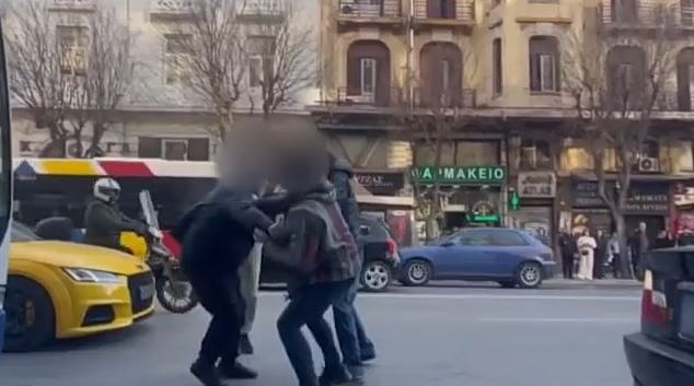 Θεσσαλονίκη: Άγριο ξύλο μεταξύ οδηγών λεωφορείου και ΙΧ για παρκάρισμα στη λεωφορειολωρίδα