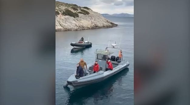 Λιμανάκια Βουλιαγμένος: Δραματικές έρευνες για τον 34χρονο δύτη που χάθηκε στο «πηγάδι του διαβόλου»